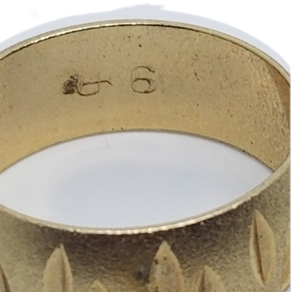 UNCAS VINTAGE GOLD FILLED DIAMOND CUT DESIGN BAND SIZE 6 - Picture 5 of 5